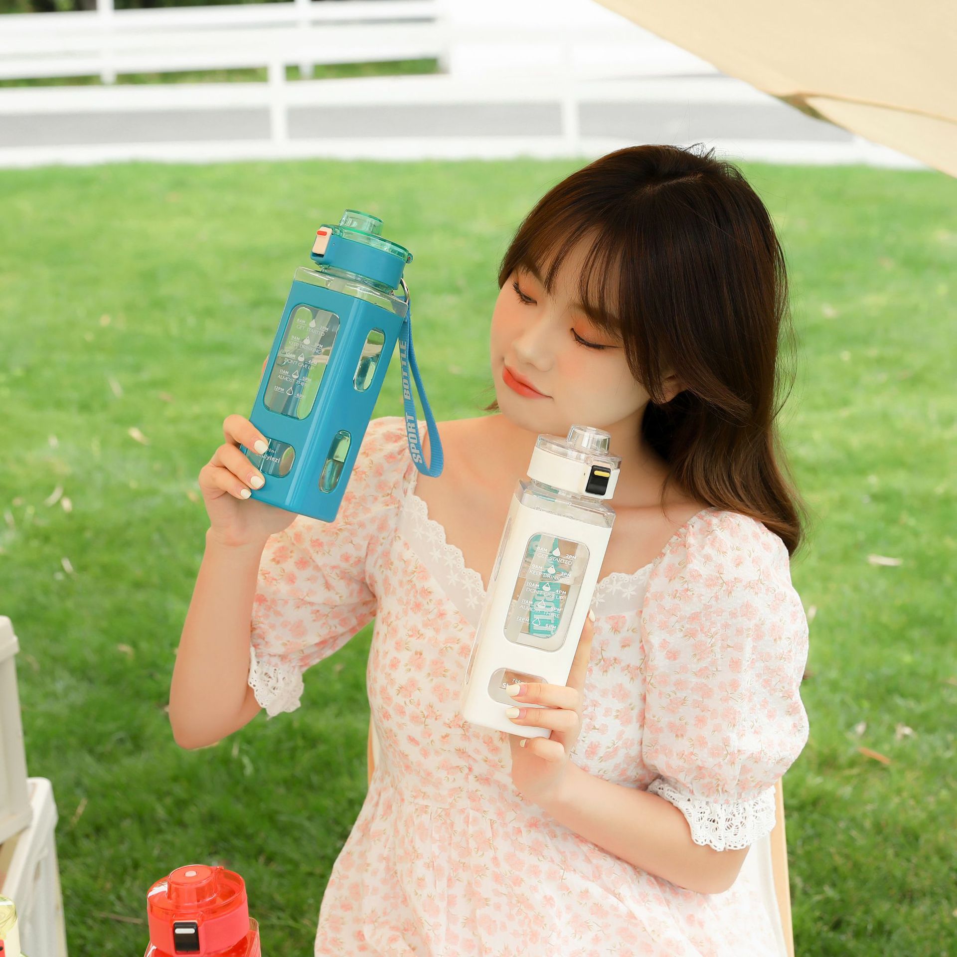Outdoor portable cross-border simple square cup, straw cup, jumping lid, lifting rope, juice flower tea plastic water bottle, 700ml Application Scenario