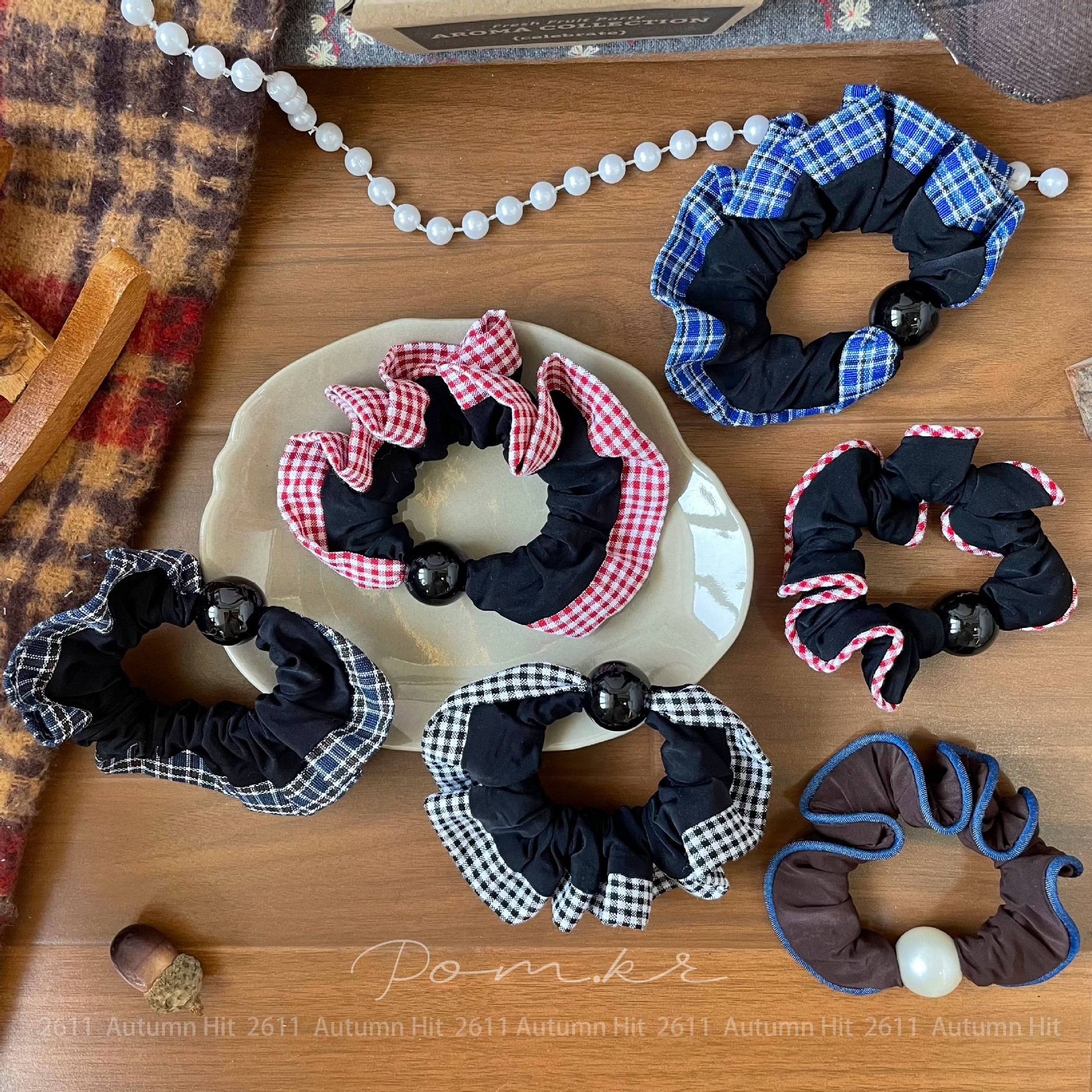 The Korean-style ins color-blocking checkered hair band with pearl accents, the large intestine circle, the elegant ponytail hair tie, and the niche design sense
