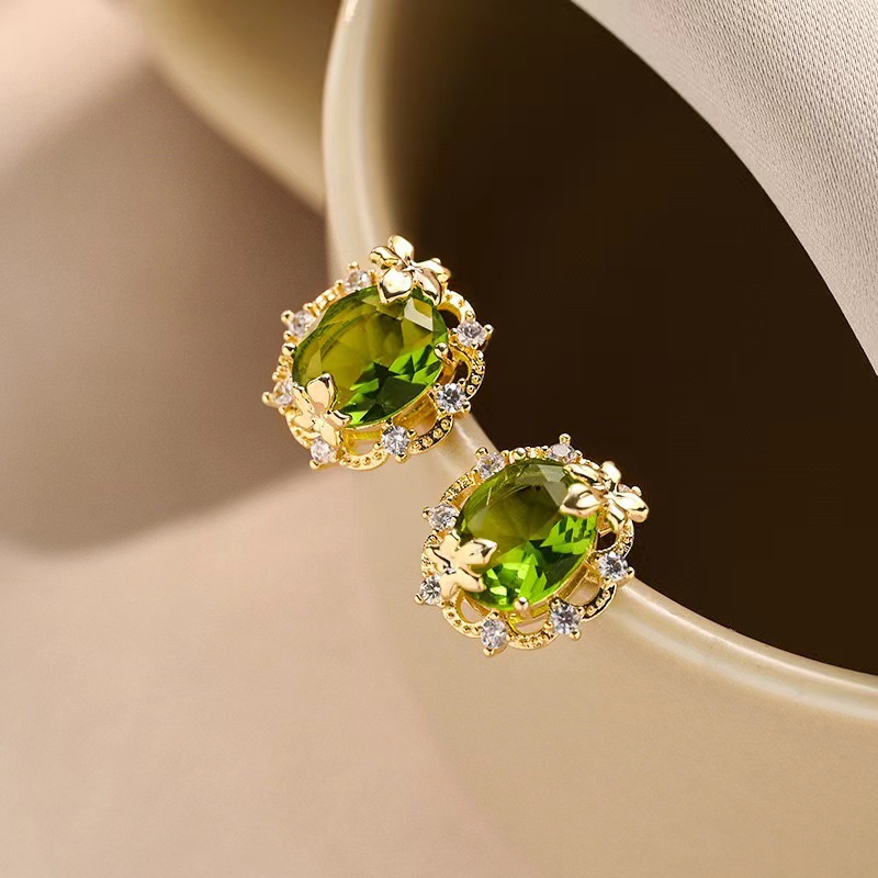 Full-diamond butterfly four-leaf clover flower earrings, elegant and light luxury zircon earrings, high-end s925 silver needle jewelry wholesale Application Scenario