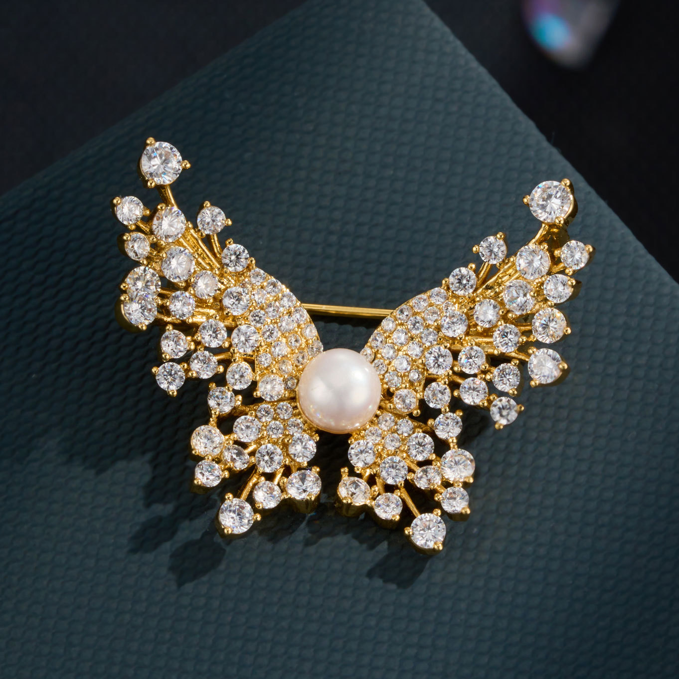 Light luxury and elegant lady style butterfly brooch, copper alloy, real gold electroplated, slightly inlaid zircon freshwater pearl brooch