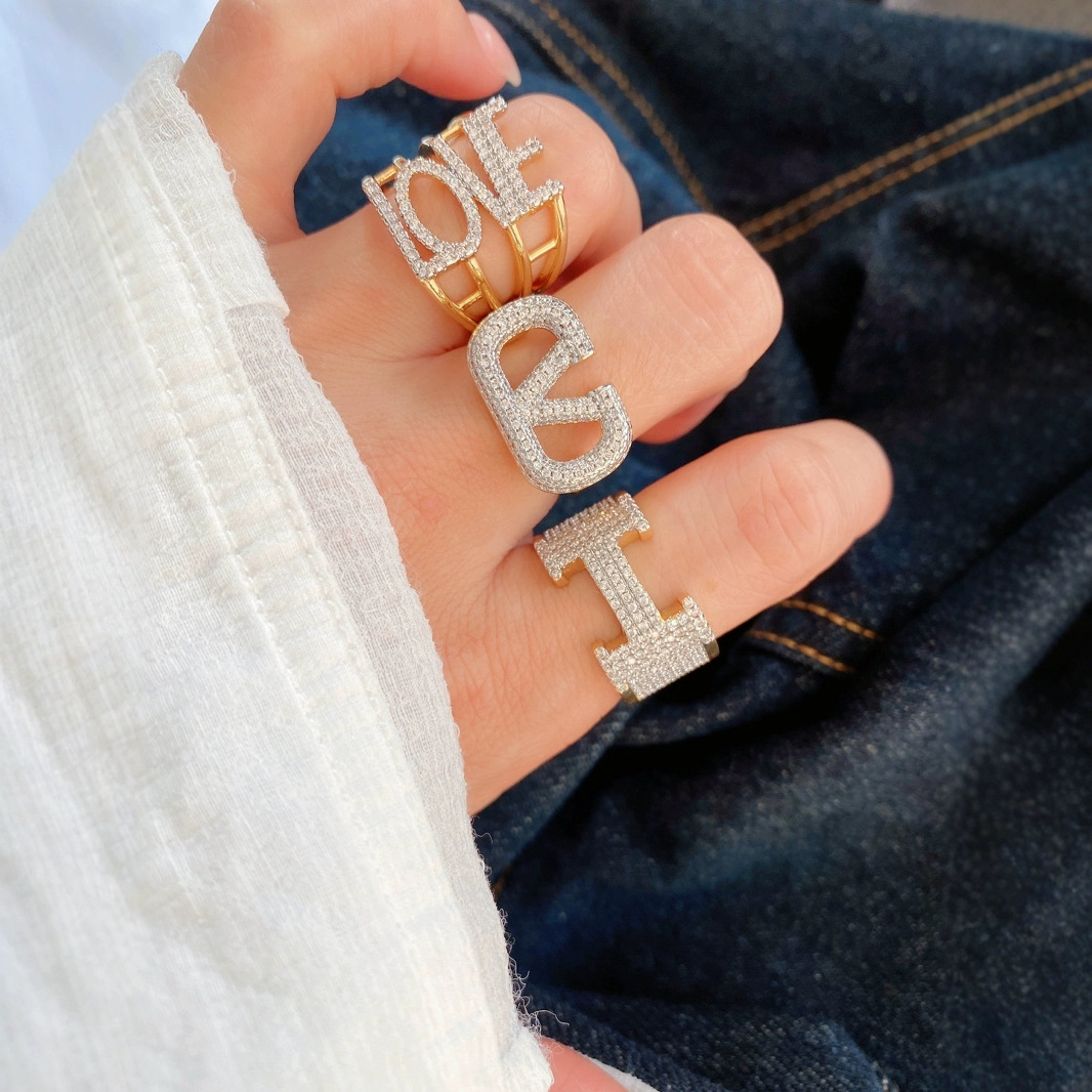 A full-diamond H ring set with light luxury sparkling diamonds and high-carbon diamonds, a classic and versatile light luxury ring style