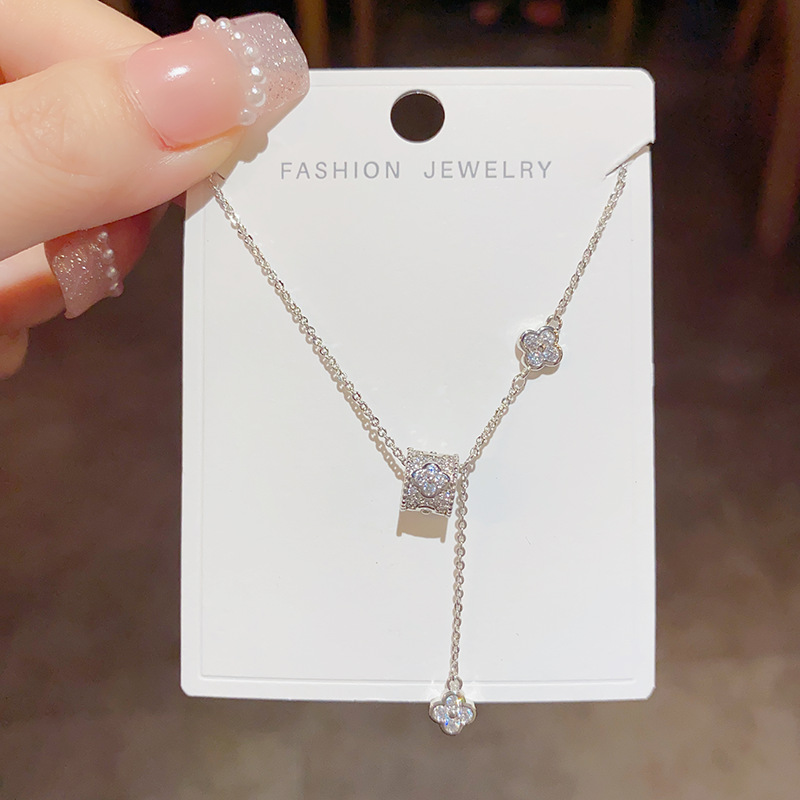 The light luxury and niche design exudes a sense of sophistication. The small waist four-leaf flower necklace with tassels is sweet and elegant, fashionable and versatile. It's a collarbone chain details Picture