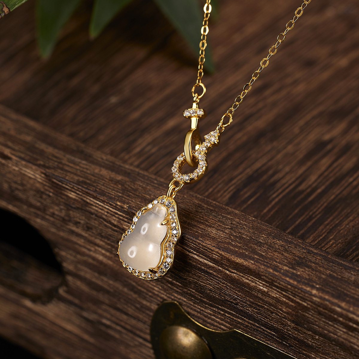 The new men's and women's pendant chalcedony gourd necklace is fashionable, simple, versatile and high-end collarbone chain accessory Application Scenario