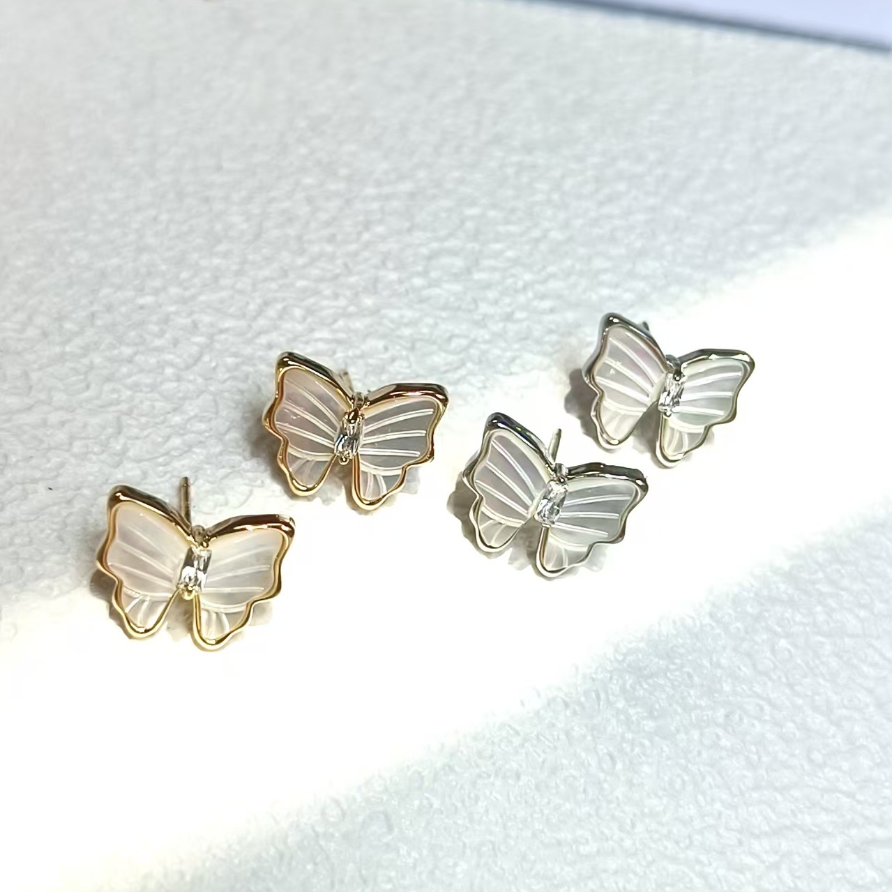 The dreamy butterfly stud earrings are small, simple, elegant, fresh and exquisite. They are high-end and simple blue full figure