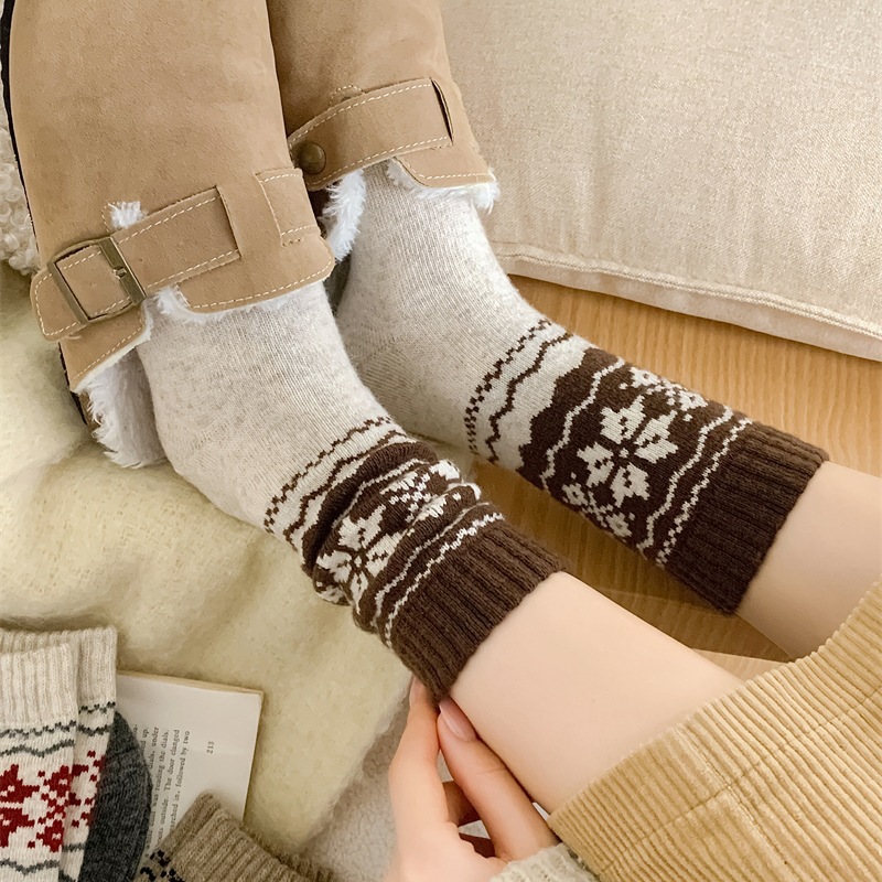 Thick and warm Fairisland retro wool striped socks for women, Japanese style autumn and winter color-blocked snow pattern pile socks Application Scenario