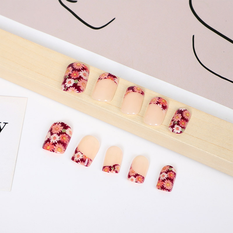 Checkered heart-shaped nail art mixed color printed false nail, colored stripe bow wearable nail, 24-piece finished nail Application Scenario