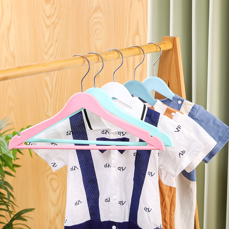 Wood-like clothes hangers, plastic children's traceless clothes racks with crossbars, clothing store and factory store clothes hanger supports wholesale Application Scenario
