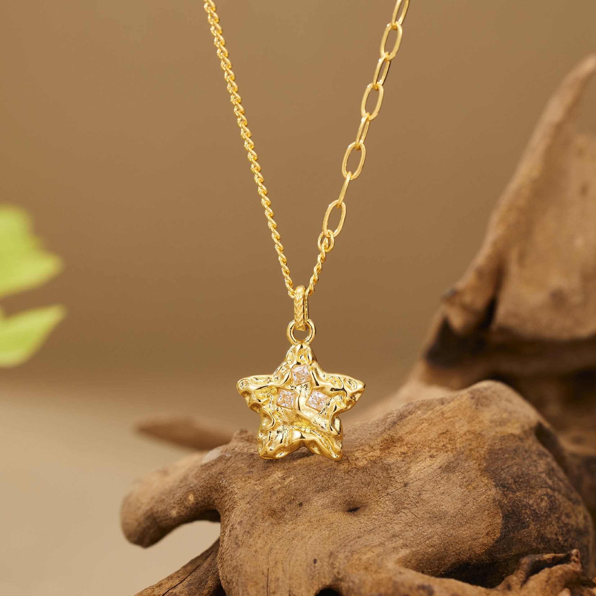 Copper gold-plated sand gold five-pointed star necklace for women, ancient hammer-patterned meteorite star pendant, golden Chinese trend collarbone chain gift full figure