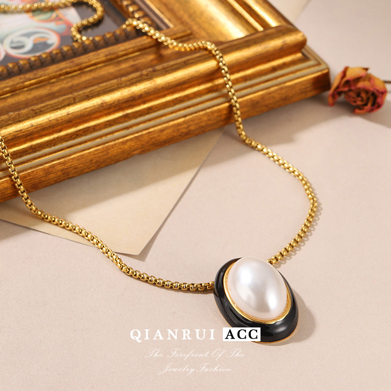 The new European and American French retro necklace with a high-end feel, the white mother-of-pearl necklace, the niche and light luxury collarbone chain, and the French fashion for women details Picture