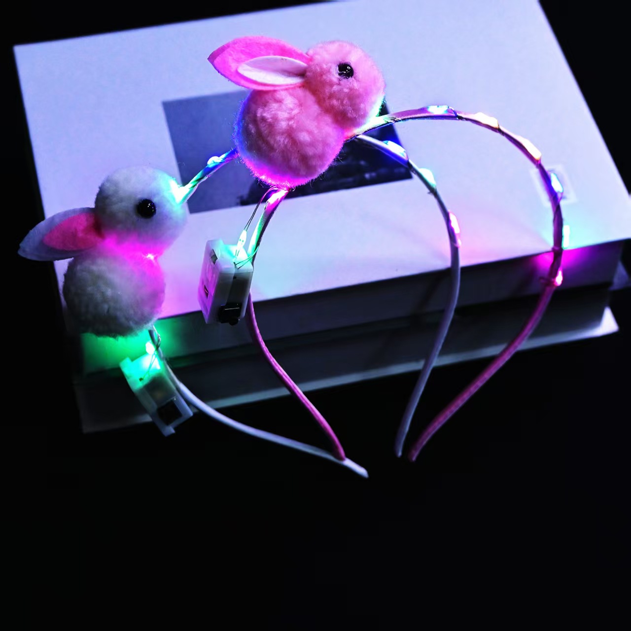 Douyin's glowing rabbit hair band, hair band and hair accessory, sweet and cute cartoon, trendy glitter headband, street stall small gifts Application Scenario