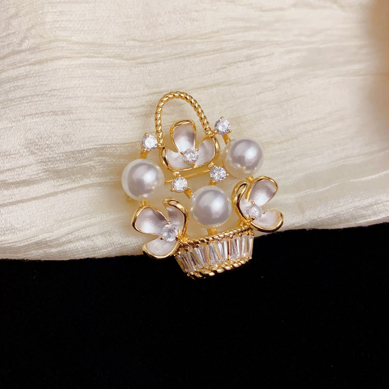Cross-border personalized and fashionable diamond-encrusted pearl flower basket brooch, exquisite, light luxury, versatile and anti-glare accessory brooch details Picture