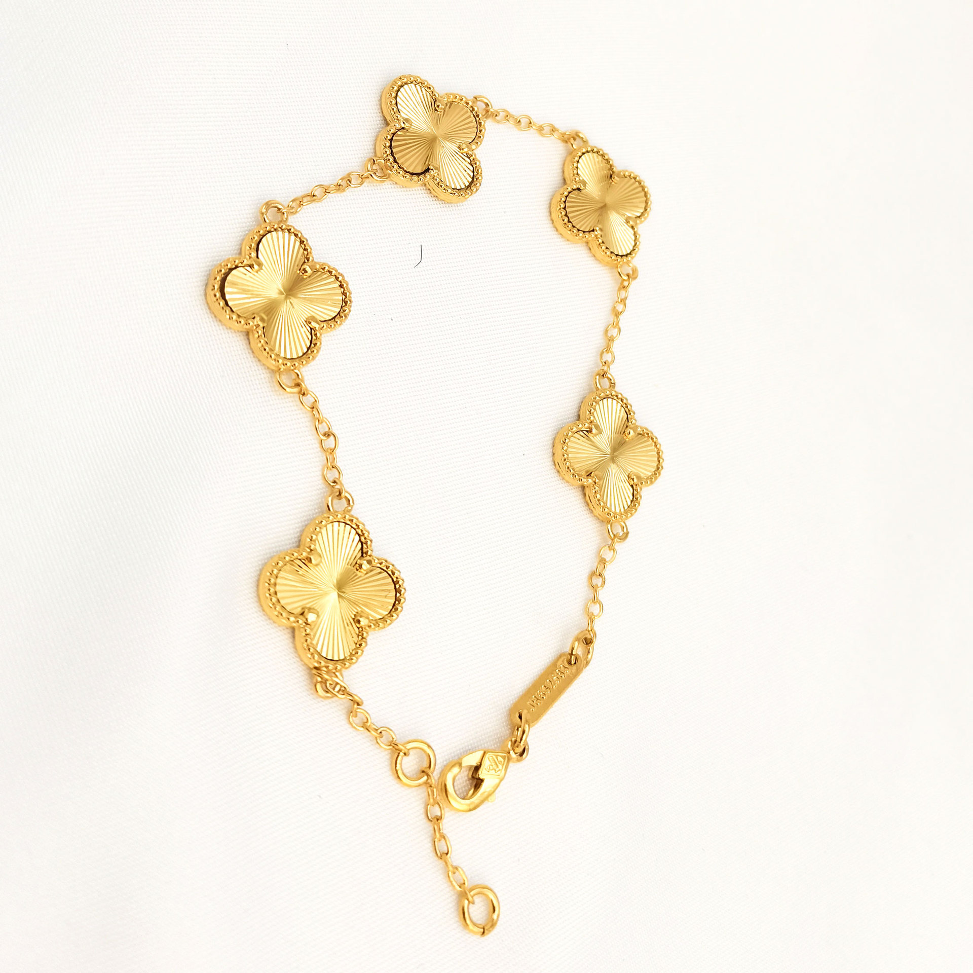 Factory direct sales of fashionable golden versatile bracelets, Korean version popular lucky four-leaf clover gold-plated bracelets and wristbands wholesale Application Scenario