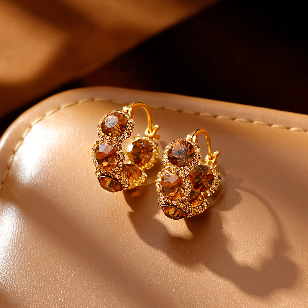 Hyacinth's Douyin live stream bestseller retro Hong Kong-style zircon circle ear buckles, with a unique design sense, light luxury and high-end fashion earrings for women Specification image