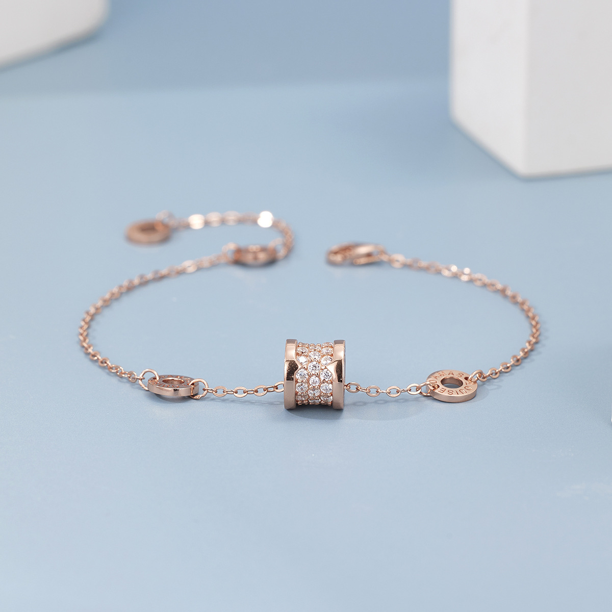 This classic, fashionable and simple waist bracelet features a niche, light luxury style and a high-end design for girls full figure