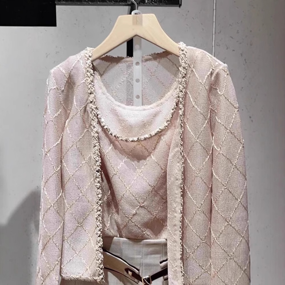 A unique and super beautiful two-piece French style pink knitted sweater with a halter top for women in early spring 2025 Specification image