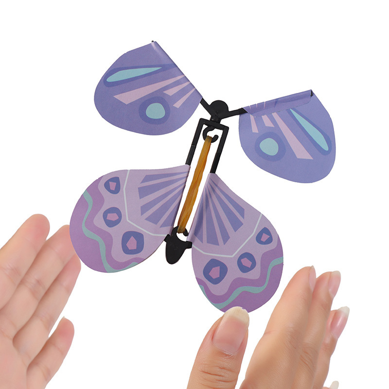 A flying little butterfly transforms from a pupa into a free butterfly. A new and unique children's magic prop toy manufacturer Application Scenario