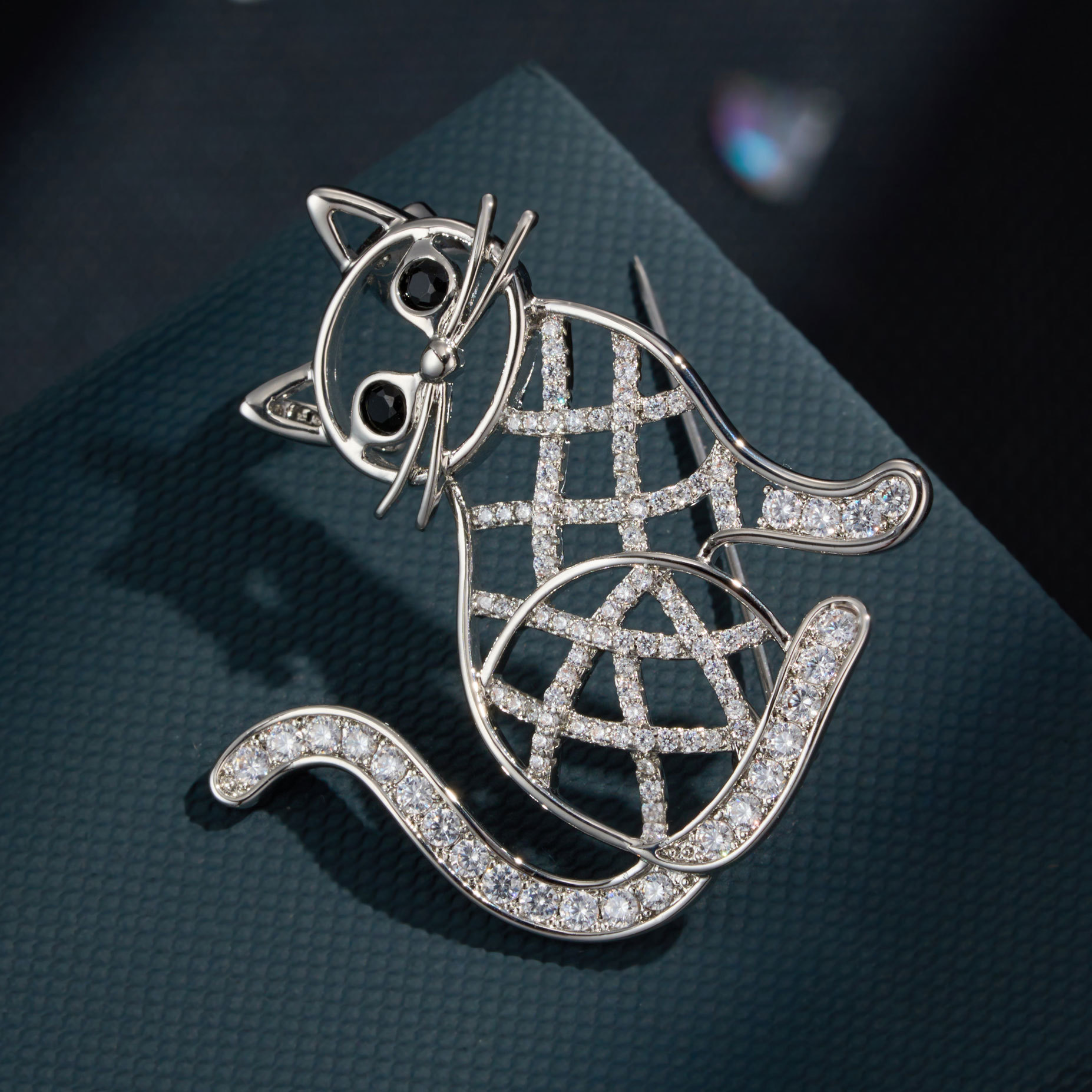 Diseño original cute girl wind calado rejilla gato broche aleación de cobre oro real chapado micro zirconia pin Application Scenario