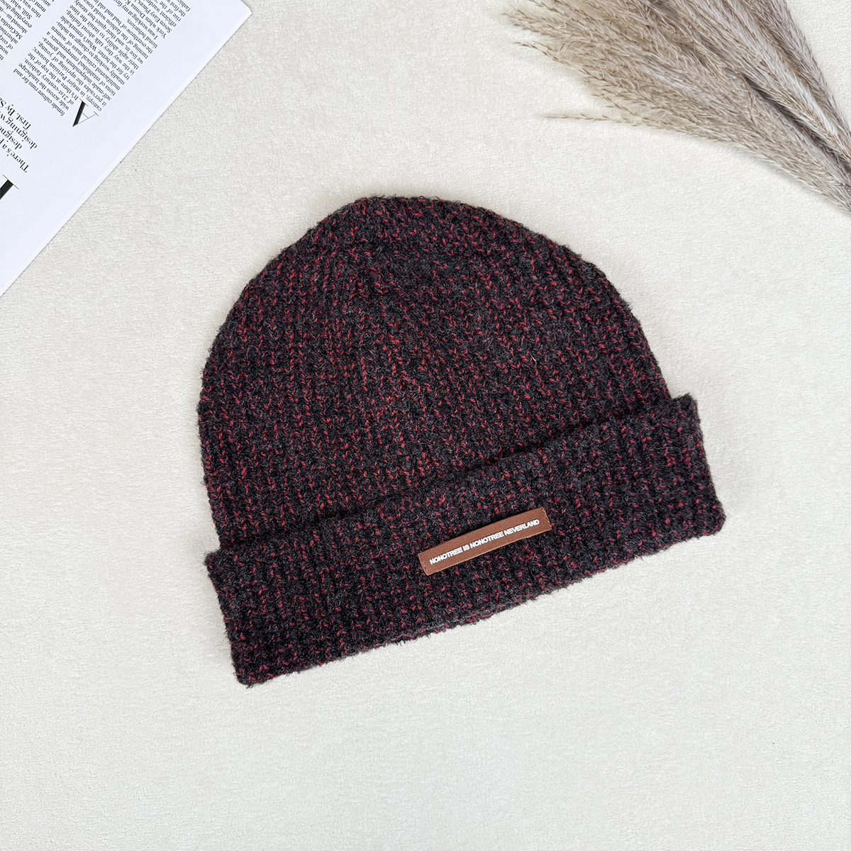 The large-head leather label woolen cap is a simple winter letter knitted cap that is versatile and can make your face look good. It is small, thick, soft and soft, and can keep your head warm Application Scenario
