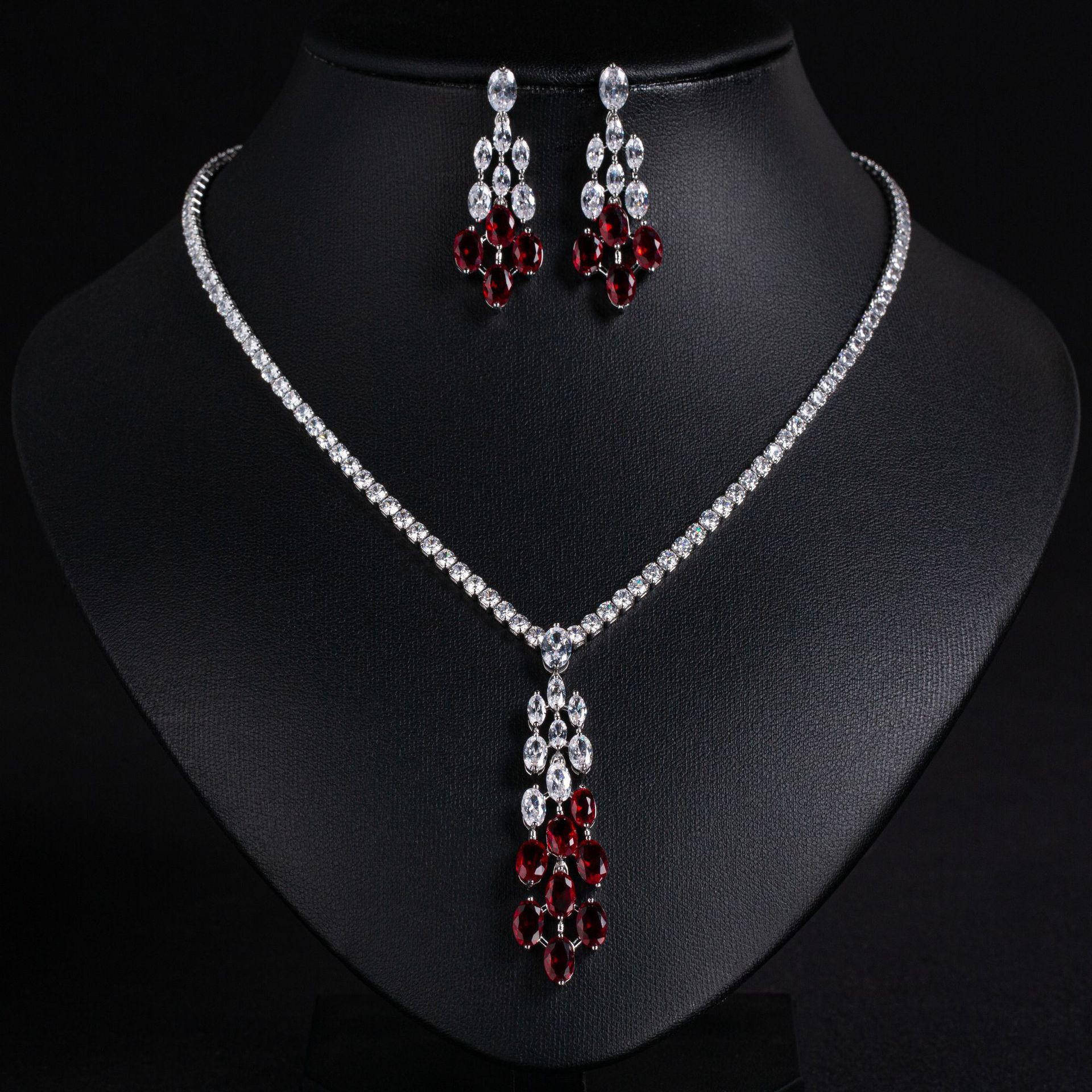 Sweet and cool hot girl diamond-encrusted egg-faced zircon necklace, cold style pendant, women's fashionable and creative design sense collarbone chain Specification image