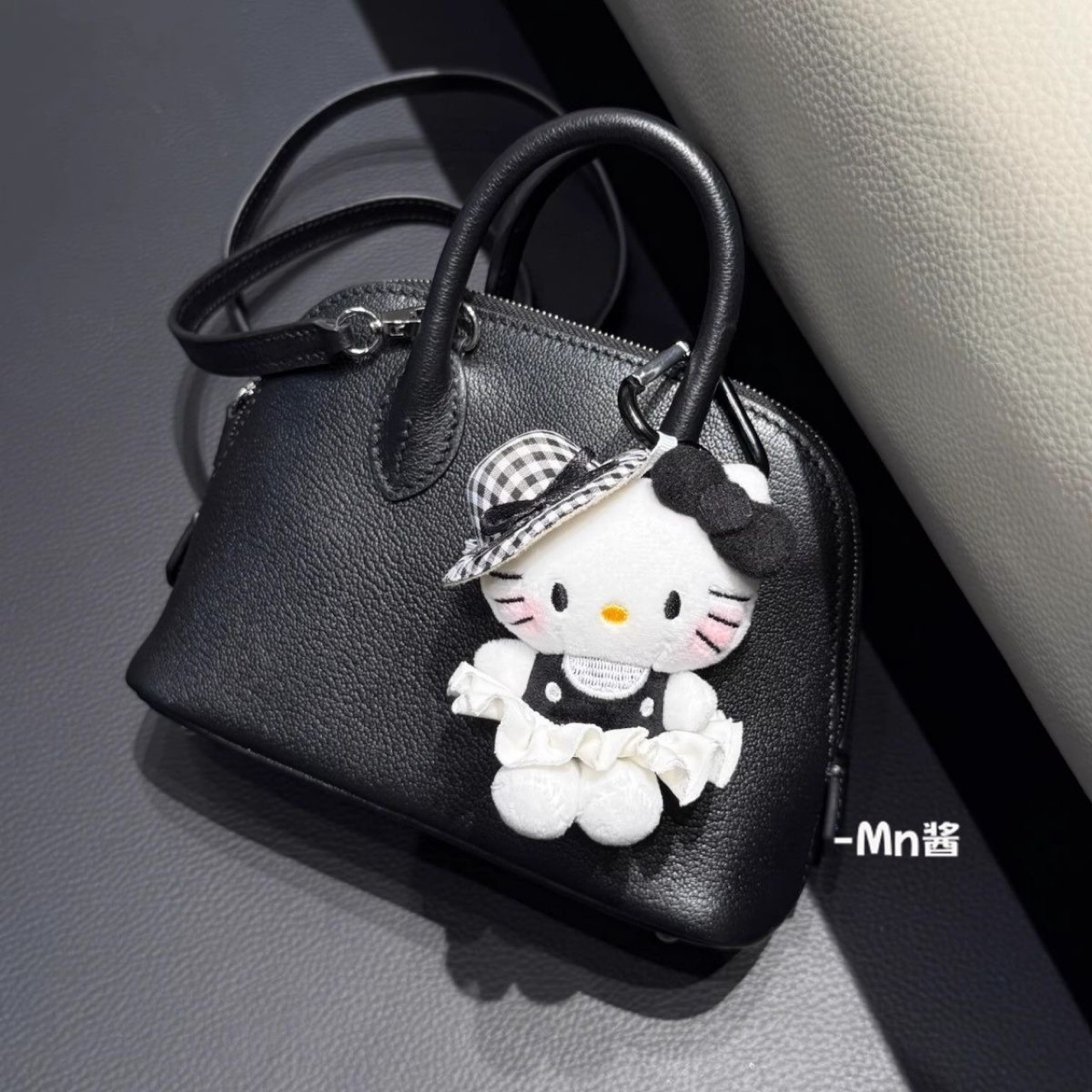 Hepburn style kt cat bag pendant, cute plush doll, high-end schoolbag accessory for girls, perfect for best friends details Picture