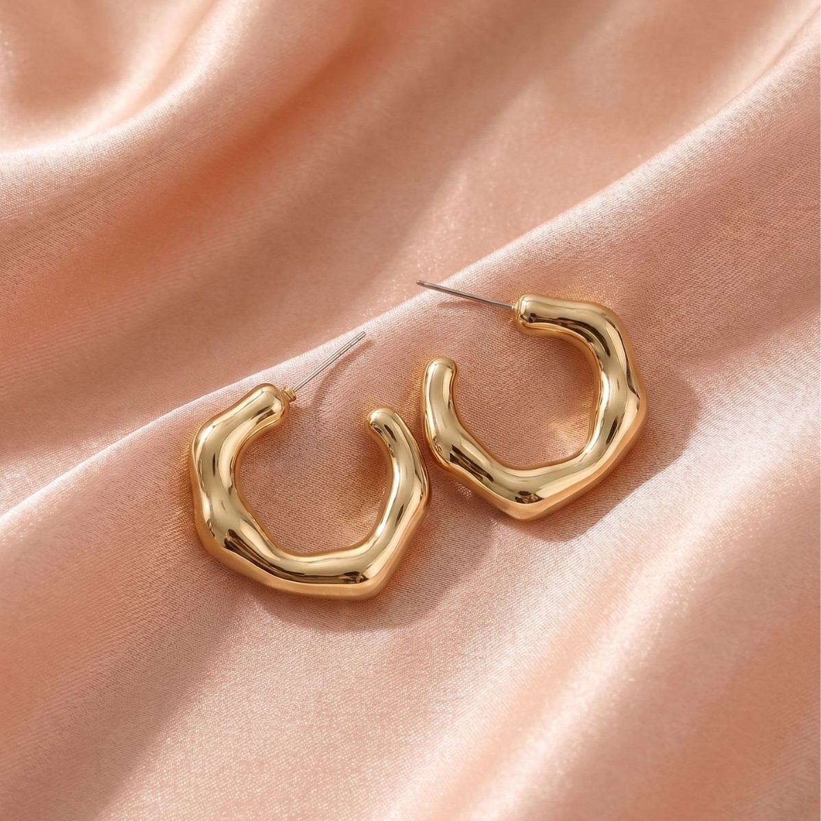 Cross-border 18K gold and copper plated ear studs, irregular C-ring, smooth surface, European and American bestsellers, high-end design Amazon accessories Application Scenario
