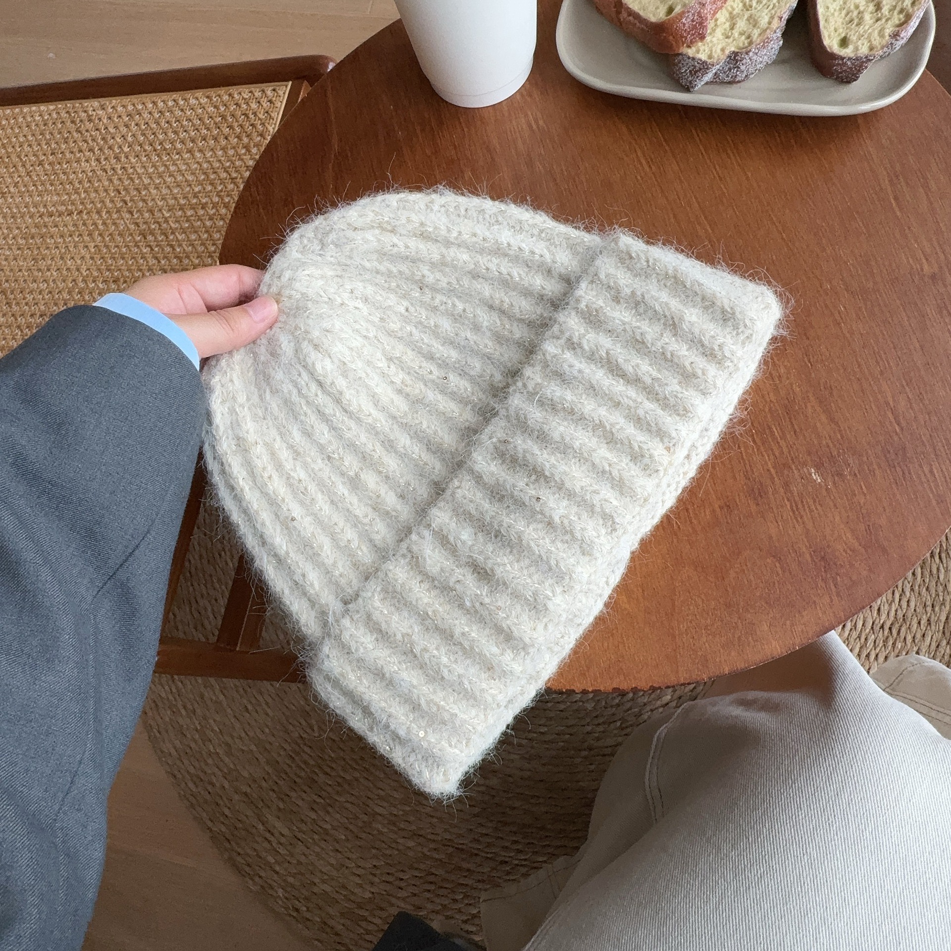 This basic Korean woolen hat is a versatile and face-enhancing small knitted hat for women in autumn and winter. It is in a solid color, thickened and warm cold hat Application Scenario
