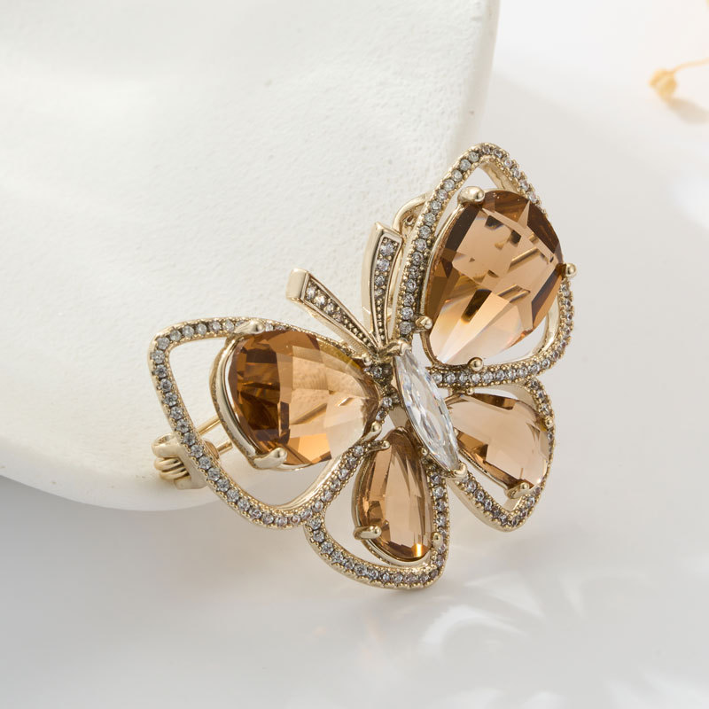 Ultra-glittering and high-end hollowed-out crystal butterfly brooch, copper alloy inlaid zircon, fashionable and versatile clothing pin, women's brooch