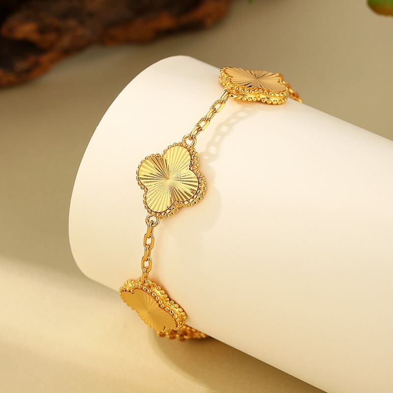 The same style of copper-plated imitation gold lucky clover bracelet as Douyin live streaming, a retro five-leaf four-leaf lucky clover sandgold bracelet details Picture