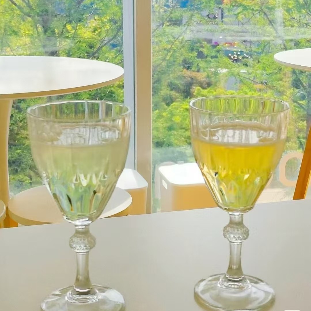 High-footed transparent diamond glass wine glasses, home wine glasses, retro embossed water glasses, red wine glasses, ins crystal Application Scenario