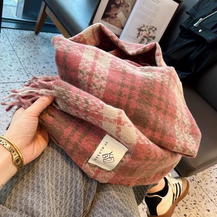 A dual-purpose scarf and shawl for both autumn and winter, with a checkered pattern, high-end couple style, Korean student atmosphere, retro tassel neck, wholesale from street stalls details Picture