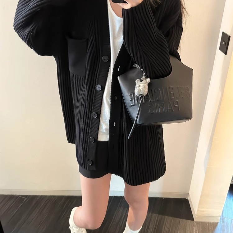 Chocolate Maillard laid-back and fashionable sweater jacket for women, thick and loose knitted cardigan for autumn and winter Application Scenario