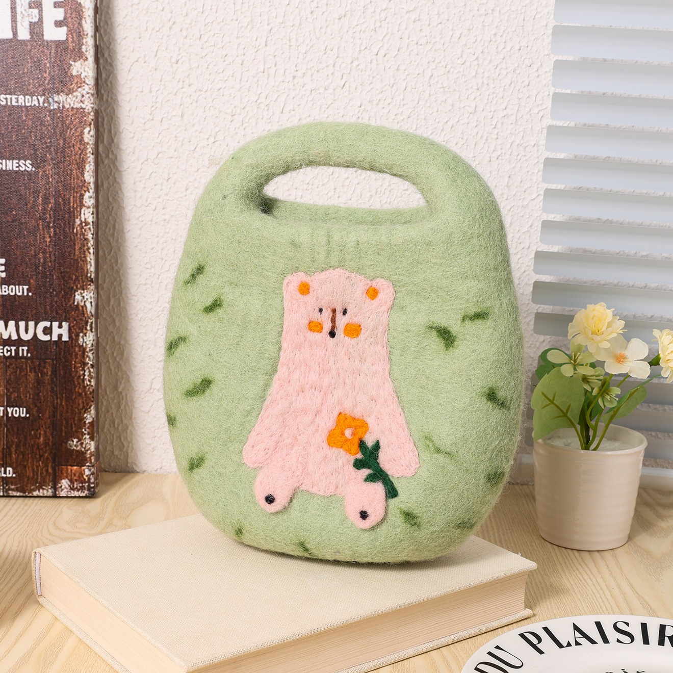 Heart-shaped handmade wool felt handbag, spring-themed three-dimensional heart garden, forest-themed artistic and fresh hand-held bag wholesale Specification image
