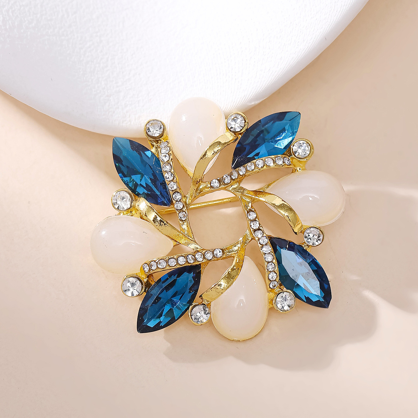 New Bauhinia cat's eye brooch, flower crystal full diamond brooch, silk scarf buckle, stylish and fashionable dual-purpose brooch wholesale details Picture