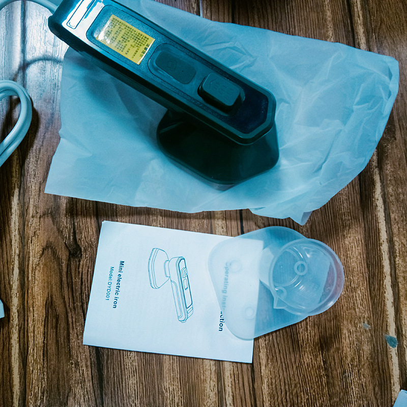 Manufacturer's cross-border handheld ironing machine, portable household small mini iron, steam iron, hanging iron Application Scenario