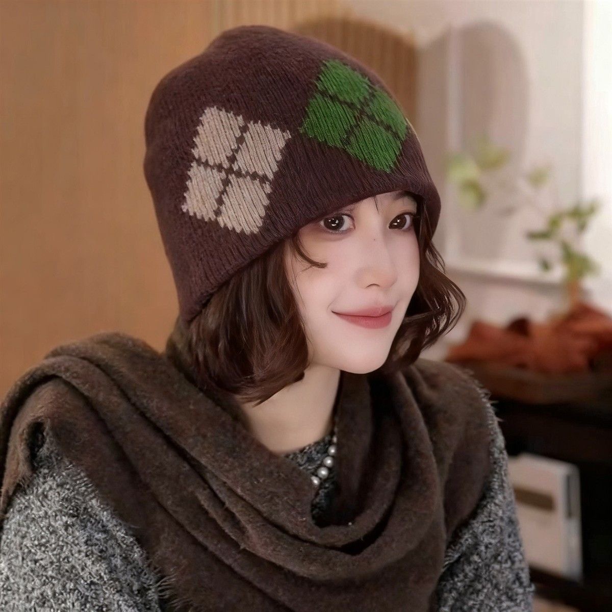 One-piece dropshipping [Hat + Scarf] Retro diamond-shaped checkered knitted woolen hat for women, fashionable and warm for autumn and winter, ear-protecting pile hat, street stall scarf