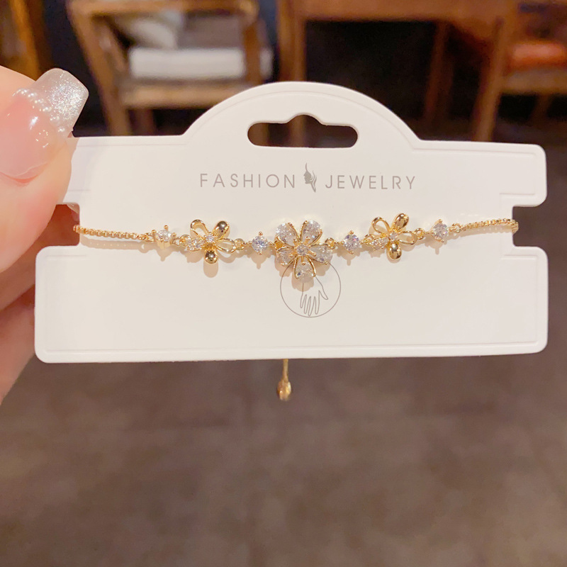 This summer, fresh and light luxury, high-end zirconium flower pull-out bracelet is unique, fashionable, versatile and super shiny. It's a perfect bracelet for women Application Scenario