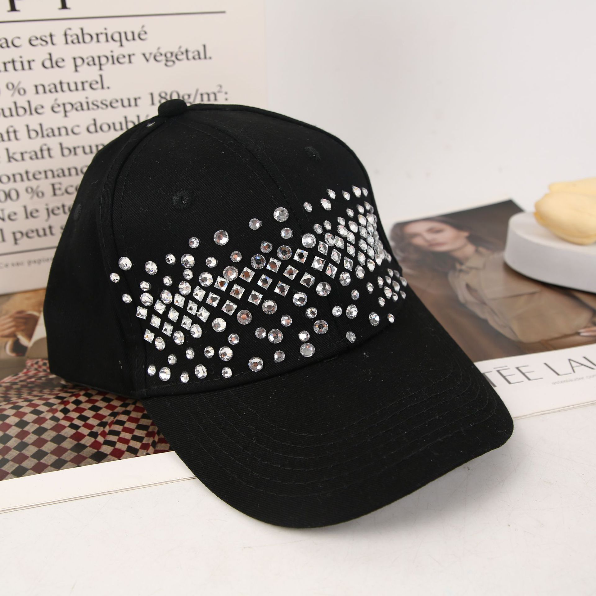 A new Korean-style rhinestone baseball cap that is versatile for both men and women
