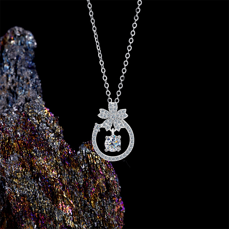 Pure silver Korean-style niche design dynamic necklace, simple and elegant four-leaf clover Mosang collarbone chain necklace accessory