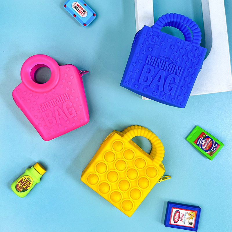 Cross-border best-selling silicone blind box rat killer pioneer bag, cartoon children's coin purse wholesale, pvc small pendant bag Specification image