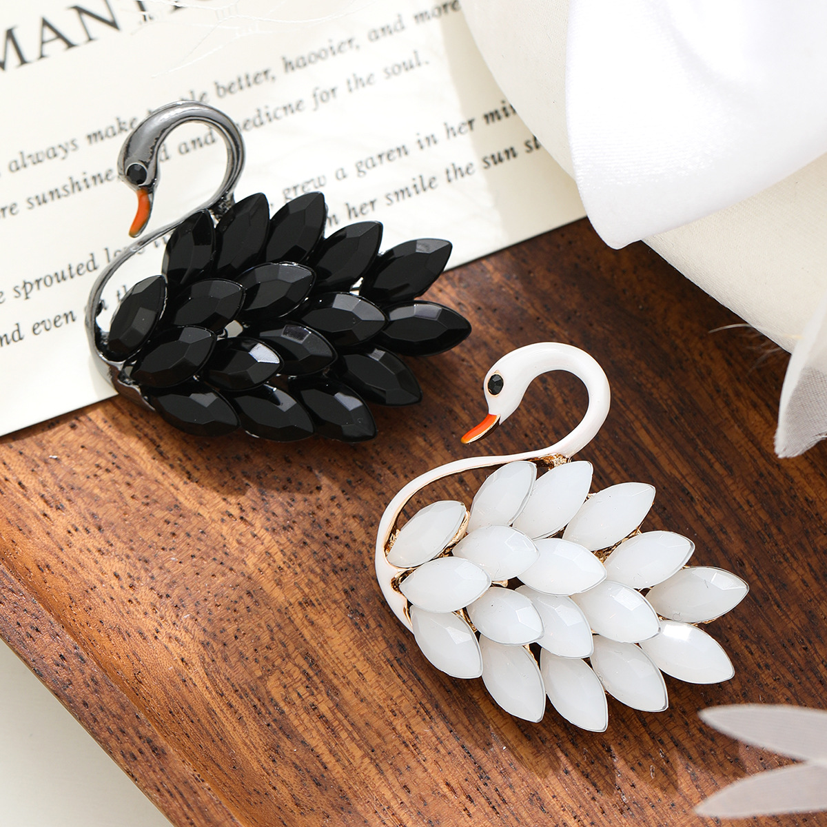 天鹅胸针高档女精致奢华固定衣服防走光开衫毛衣别针西装配饰礼物