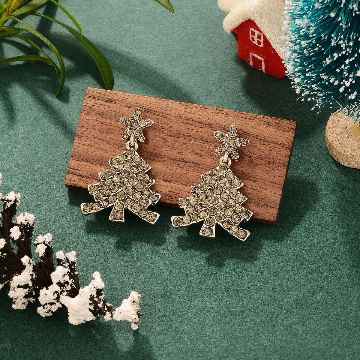 Christmas-themed earrings, fashionable, creative and exquisite, new European and American style, simple and light luxury, autumn and winter earrings wholesale Specification image