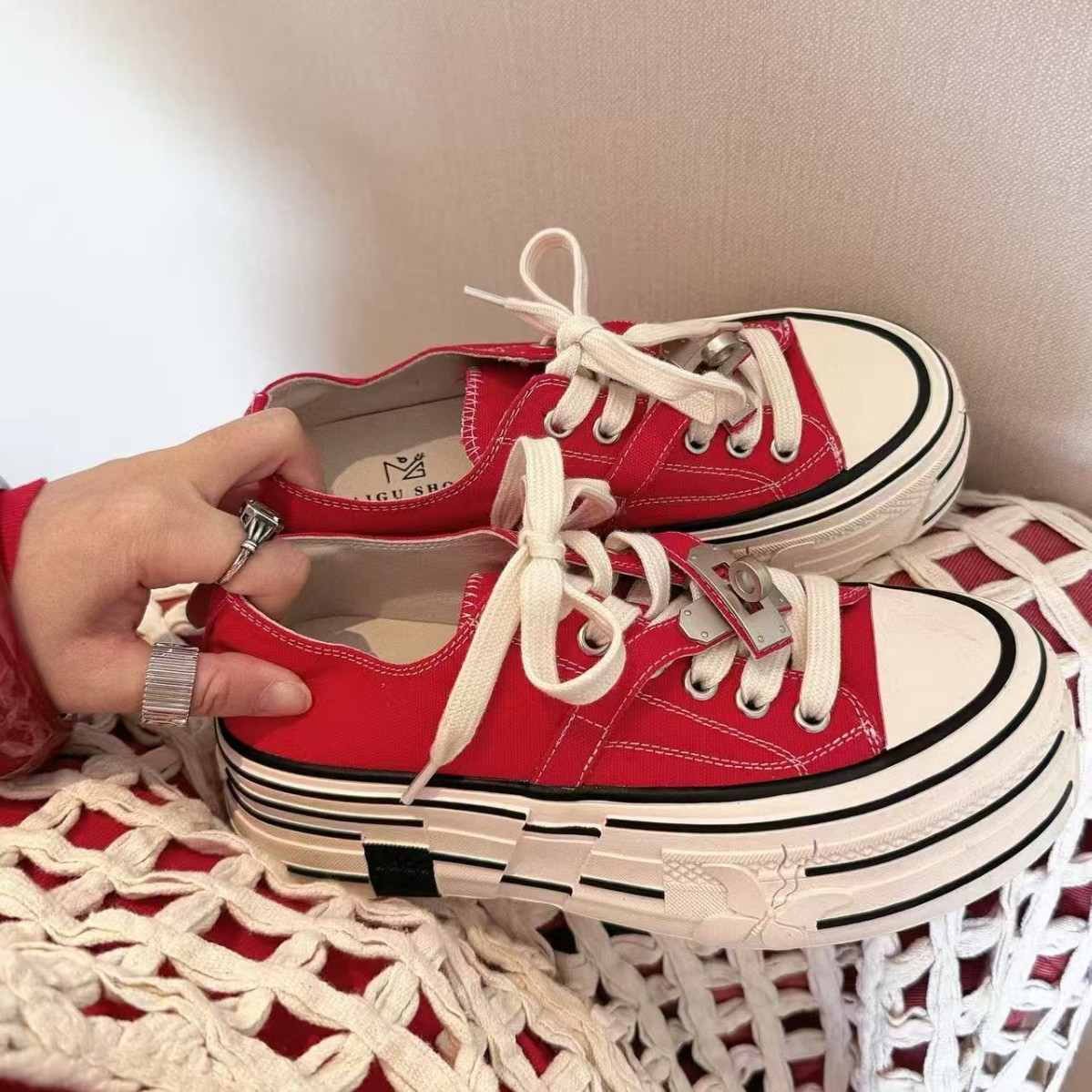 Red metal buckle shell head lace-up thick-soled sponge white sneakers, casual board shoes, canvas shoes, women's shoes for 2026 Specification image