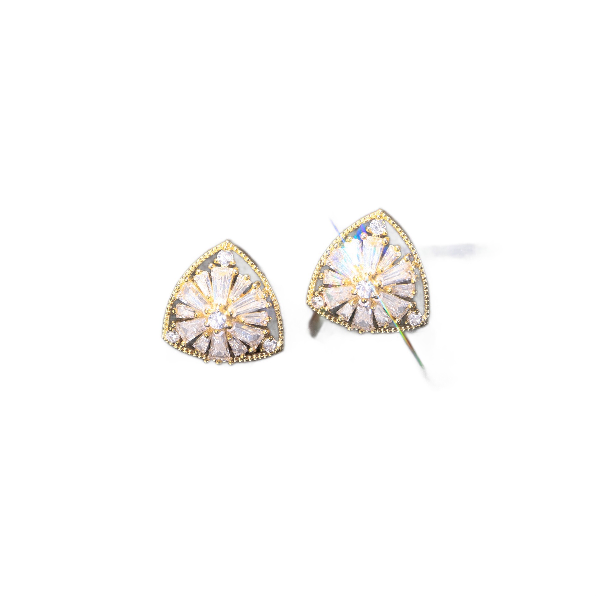 The new S925 silver needle copper plated with real gold pearl stud earrings exude a French retro and elegant charm, slightly inlaid with zircon sunflowers Item Picture