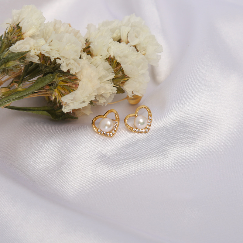 Pearl heart-shaped stud earrings, a niche and high-end style earring, retro and versatile fashion earrings, heart-shaped light luxury flower batch Application Scenario