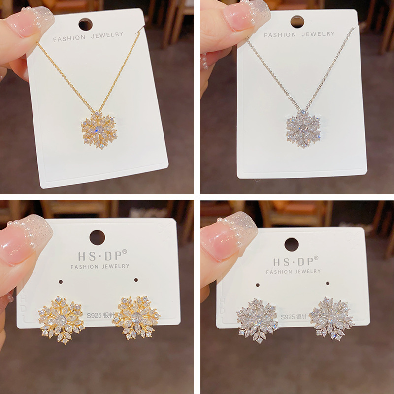 This autumn and winter collection features a fashionable, elegant, simple and exquisite zirconium snowflake necklace, high-end stud earrings, and a dazzling, niche design