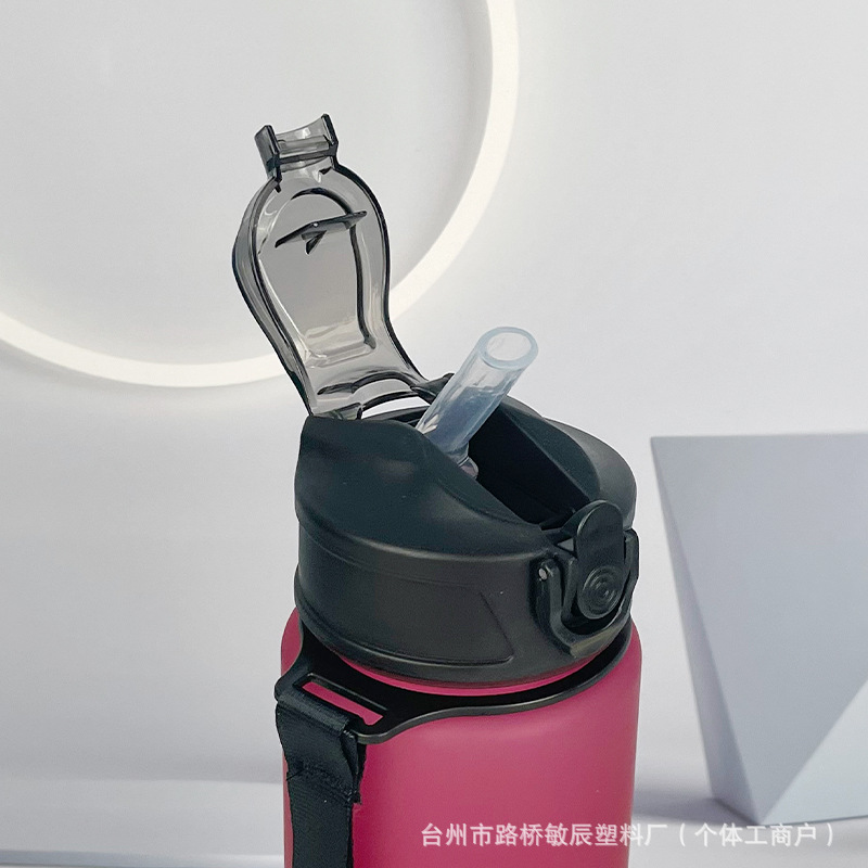 Cross-border simple plastic water cup, space cup, straw cup, lifting rope, outdoor sports, 750ml men's jumping lid, shockproof Application Scenario