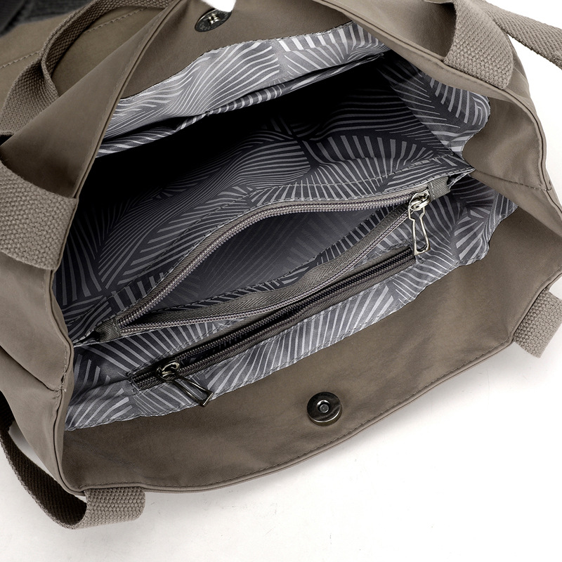 New versatile large-capacity tote bag for women, simple and casual commuting single-shoulder mommy bag Application Scenario