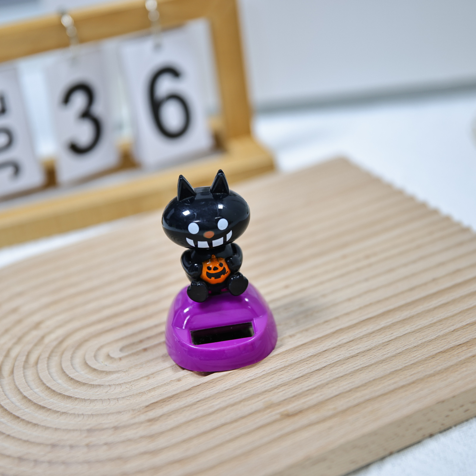 Factory direct sales of Halloween solar-powered automatic shaking head dolls, little black cat car Ghost Festival Black cat car ornaments Specification image