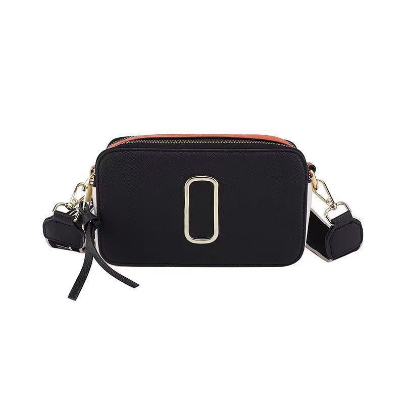 The 2024 new style of European and American simple, retro and fashionable camera bag for foreign trade features a trendy and niche design with a letter crossbody bag details Picture