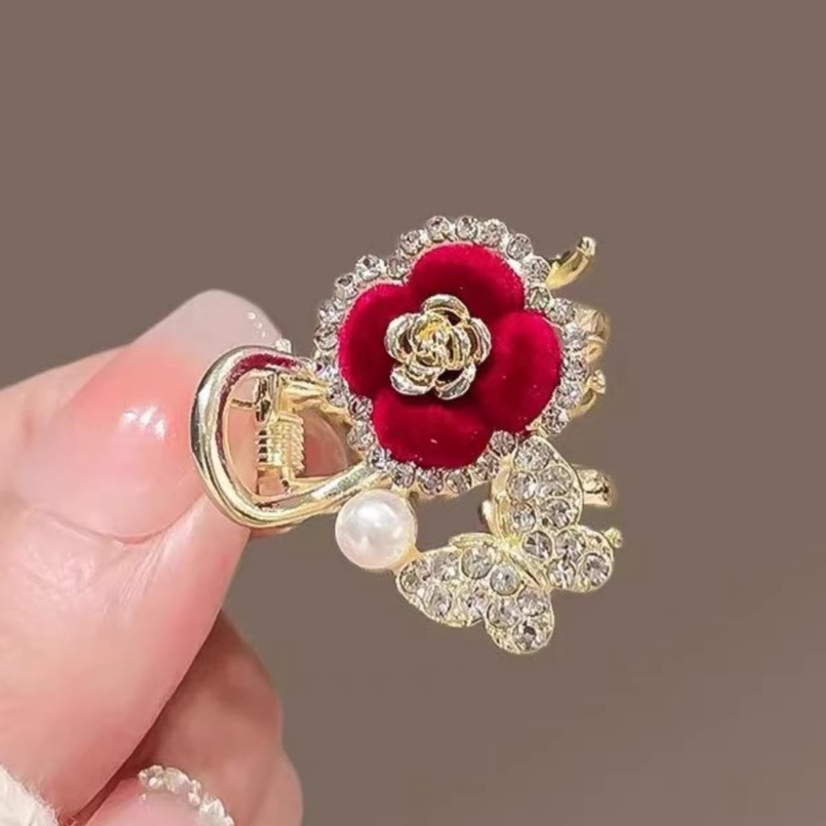 Velvet red flower grappling clips, small princess hair clips, broken hair clips, sweet and cute metal bangs clips, side clips Application Scenario